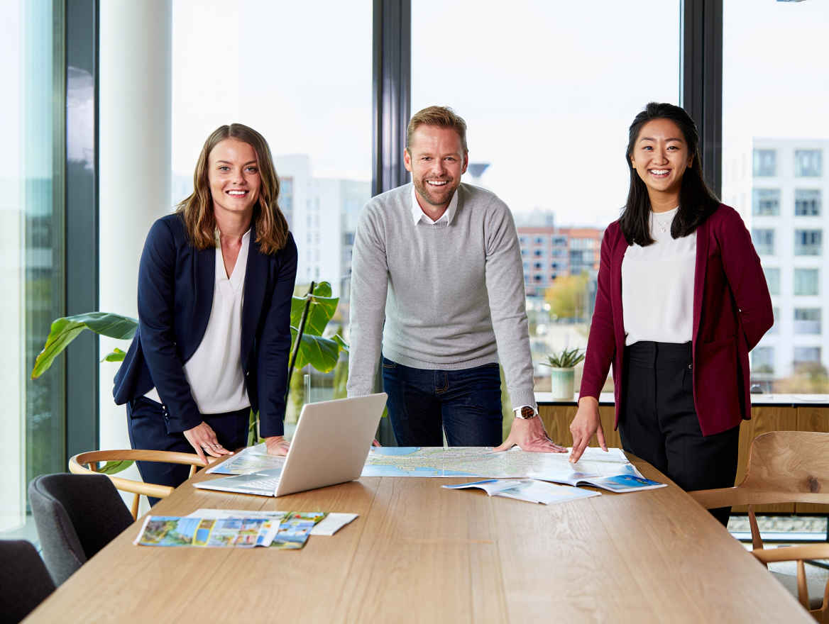 Das ReiseFrei-Team bei einem Planungsgespräch in modernem Büro in Berlin